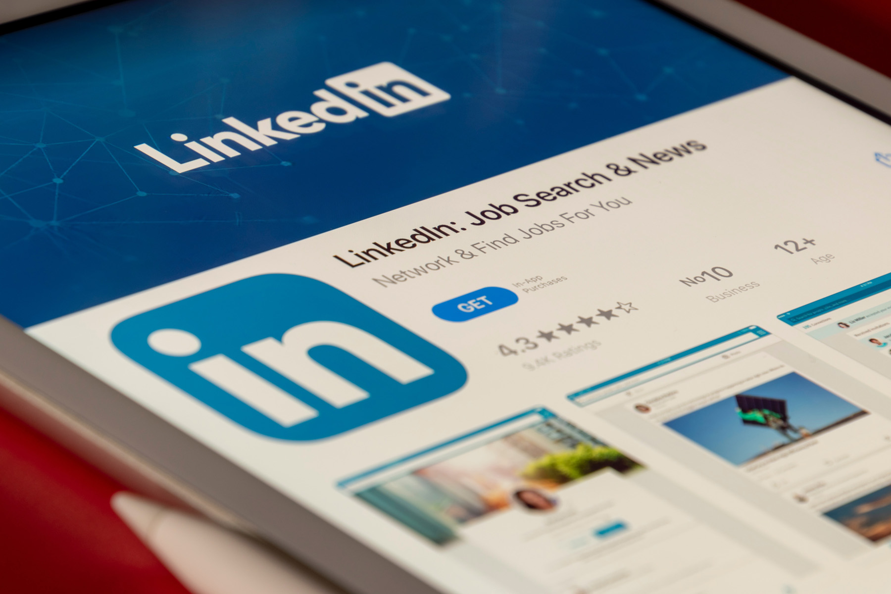 Here you will find few ChatGPT prompts for Linkedin posts that could to improve your visibility and also engagement.